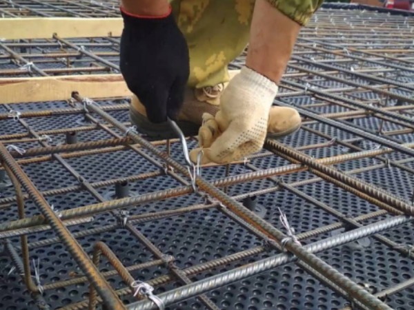 Фото монтаж армирующей сетки под фундамент