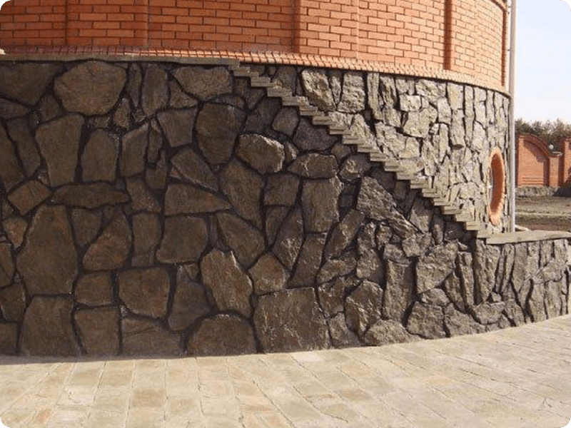 Фото отделка фундамента природным камнем