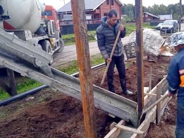 Фото заливка фундамента под забор